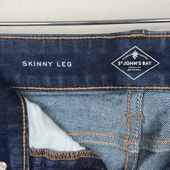 St. John's Bay Jeans Womens Size 6 Dark Wash Skinny Leg Denim Preowned - Picture 3 of 6
